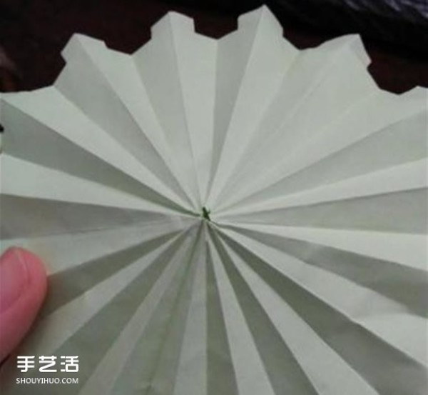 The folding method of a small three-dimensional umbrella illustrates how to make a paper umbrella for children