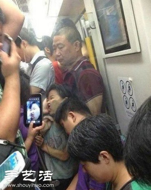 The person who took the photo was too ruthless, and he still had fun in this situation! 