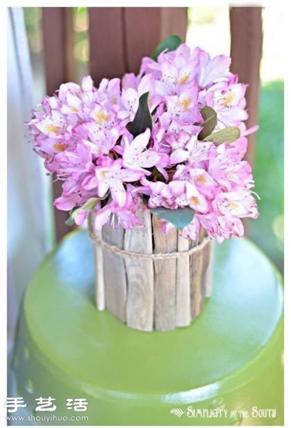 Glass bottle + wooden strip DIY to make an environmentally friendly and tasteful vase