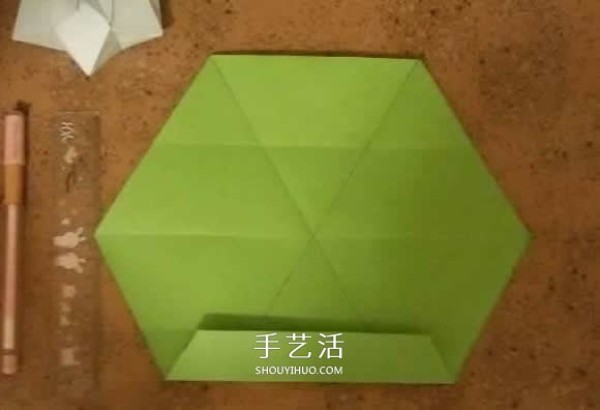 How to fold beautiful paper flowers, step-by-step illustration of hand-made origami six-pointed star flower