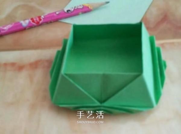 Simple handmade origami box with illustrations of how to fold a beautiful square carton