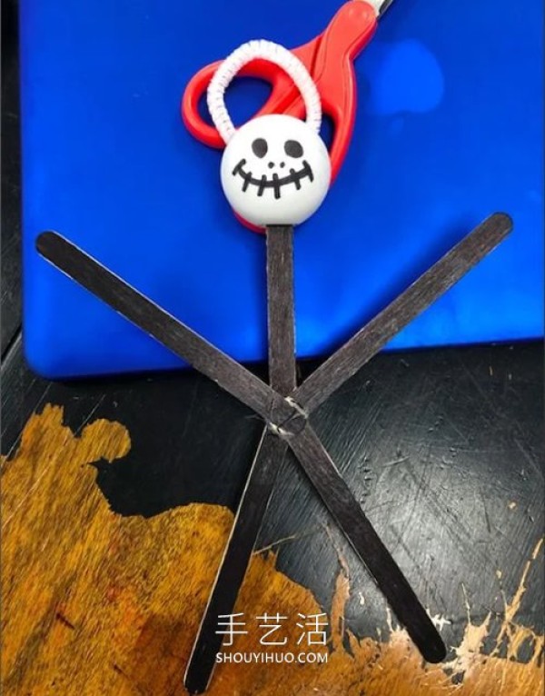 Illustrated tutorial on how to make your own Halloween skull ornaments