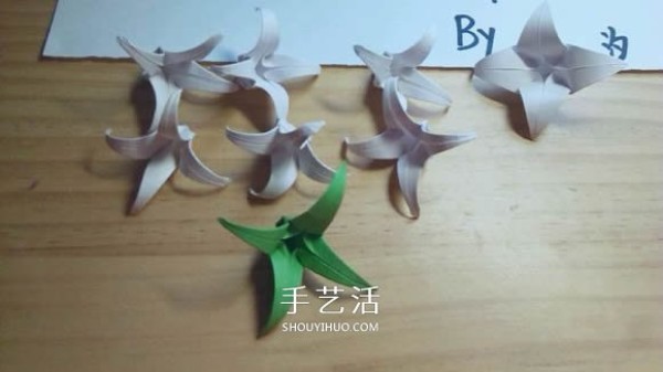 Illustration of folding method of Mandala flower, how to fold white Bana flower by hand