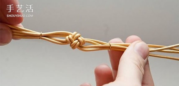 Illustration of a two-strand leather rope braided bracelet using a literary style leather rope bracelet