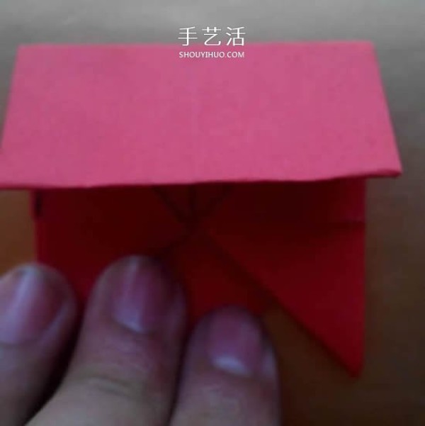 Childrens simple origami box tutorial: Illustration of the folding method of a tripod-shaped paper box