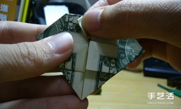 Illustration of the origami method of folding a dollar heart into a dollar bill