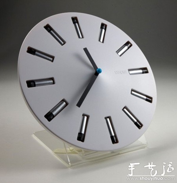 Ecological clock that cleverly uses used batteries