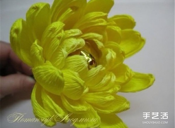 The folding method of crepe paper chrysanthemums and the tutorial on how to make yellow chrysanthemums