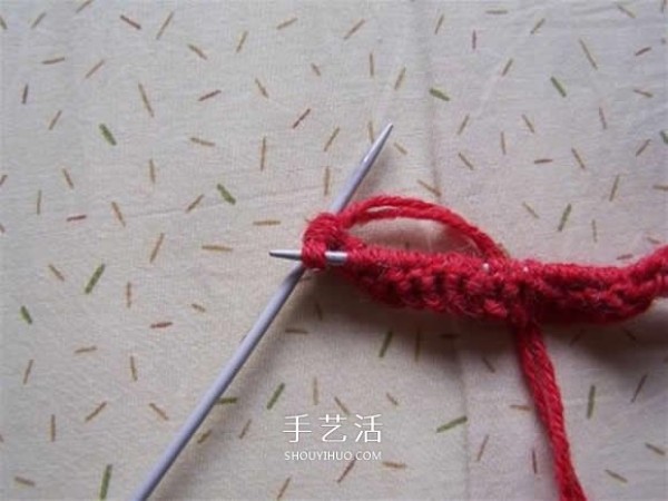 Step-by-step diagram of knitting slippers with stick stitches and illustrations of the knitting method of woolen slippers