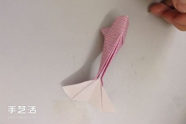 Handmade three-dimensional goldfish origami illustration, a simple step-by-step guide to folding a goldfish