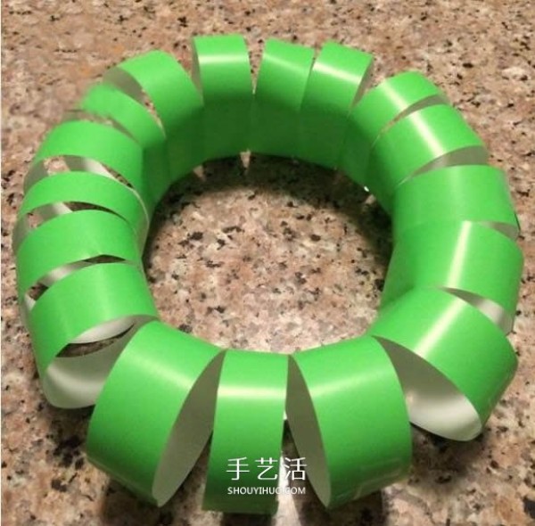 Colored Paper Handmade Christmas Wreath Tutorial for Toddlers to Make Christmas Wreaths