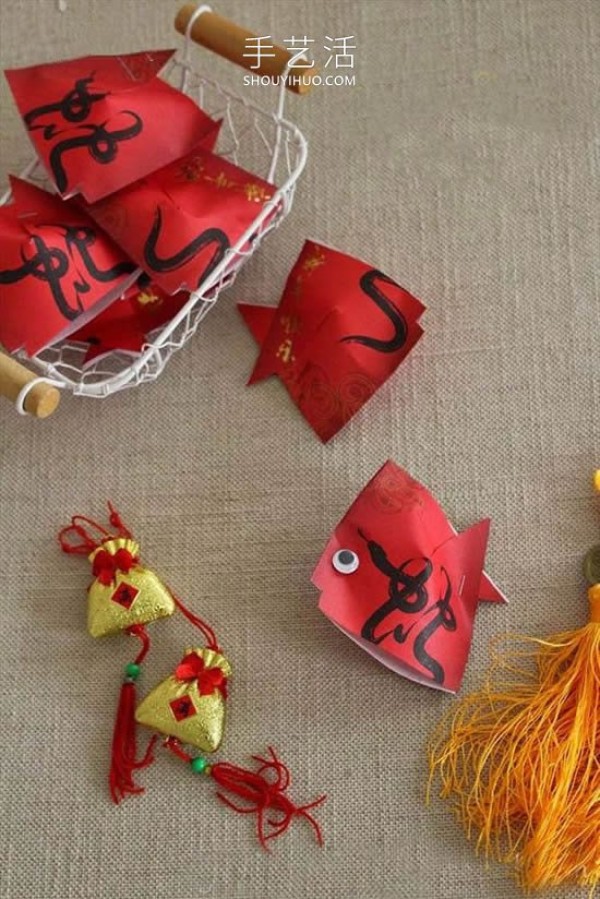 Tutorial on how to make handmade New Year red envelope fish in kindergarten