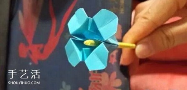 A piece of paper to fold a clover, the origami steps are very simple