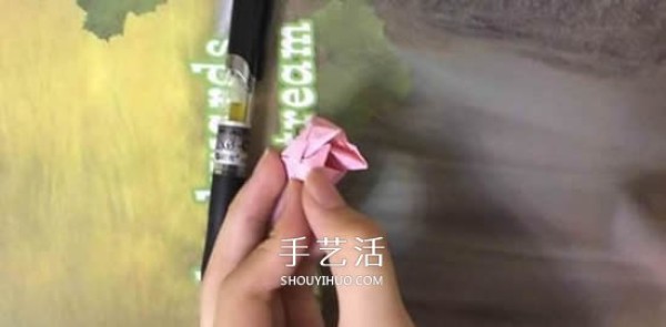 Tutorial on folding flowers on sticky notes, origami illustrations of mini roses