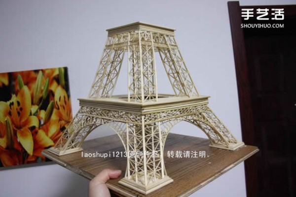 A detailed illustrated tutorial on making a model of the Eiffel Tower using chopsticks and bamboo skewers