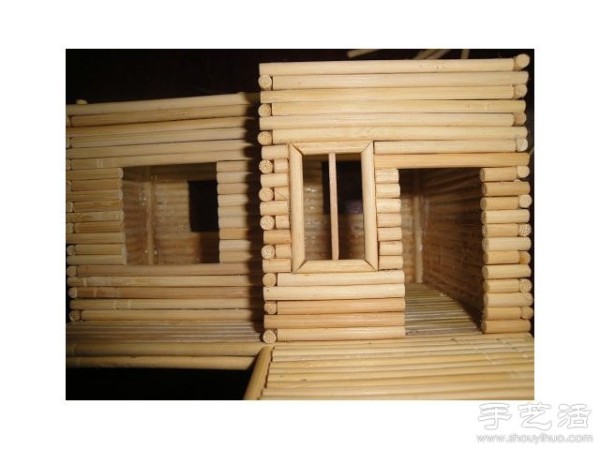 Disposable chopsticks are used to turn waste into treasure, a hand-made log cabin model