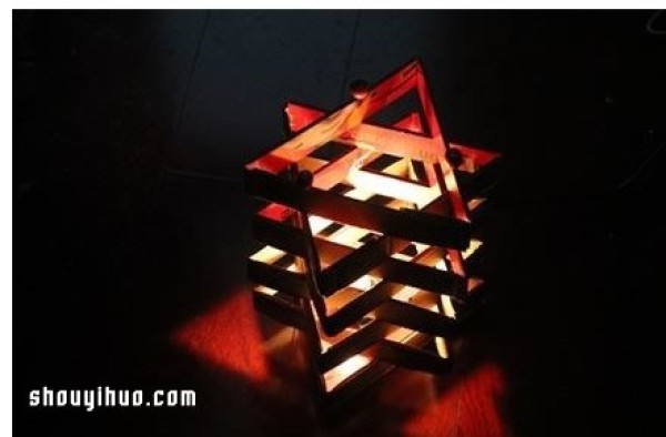 Illustrated tutorial on using DIY to make romantic hexagonal lamps from express box waste