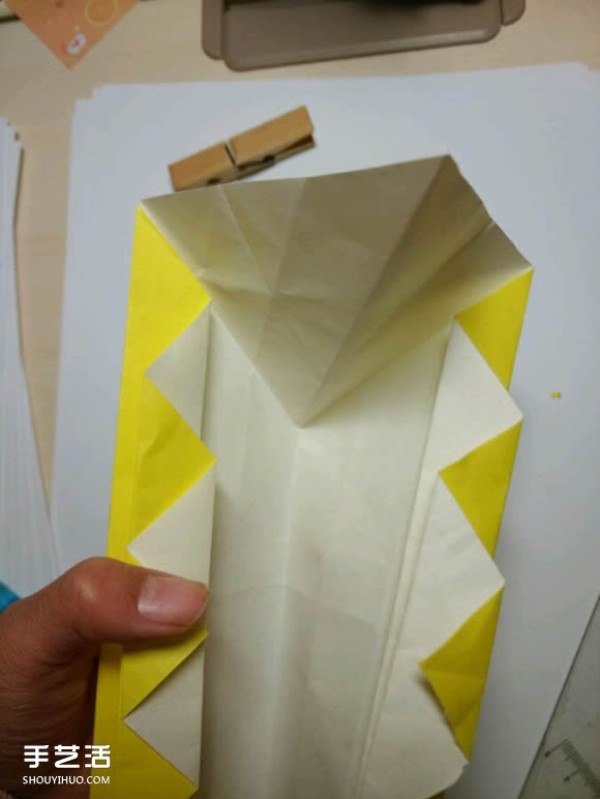 Illustrated tutorial on folding origami yuanxiao including a spoon for holding yuanxiao