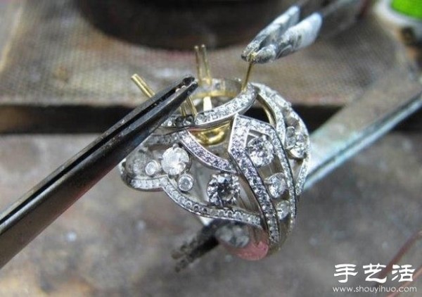 The hand-making process of emerald ring