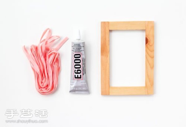 Illustrated tutorial on how to simply remodel a wooden photo frame by hand using ribbons