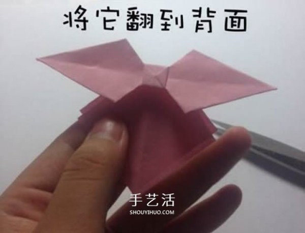 The steps of origami bow and the illustration of how to fold a simple bow