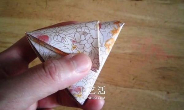 Detailed step-by-step diagram of the folding method of hand-made origami rice dumplings for the Dragon Boat Festival