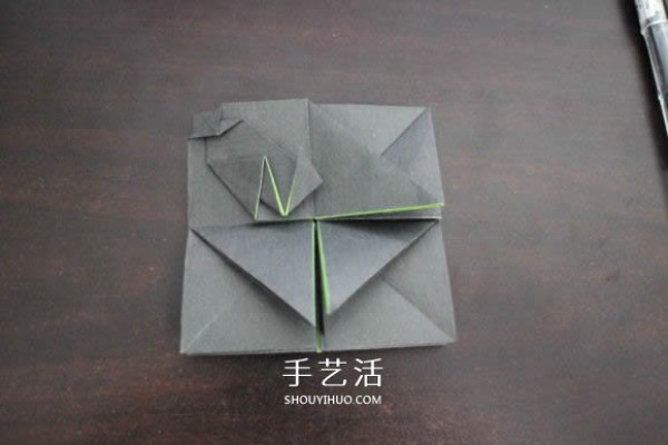 Illustrations of how to fold the NIKE logo using the origami method