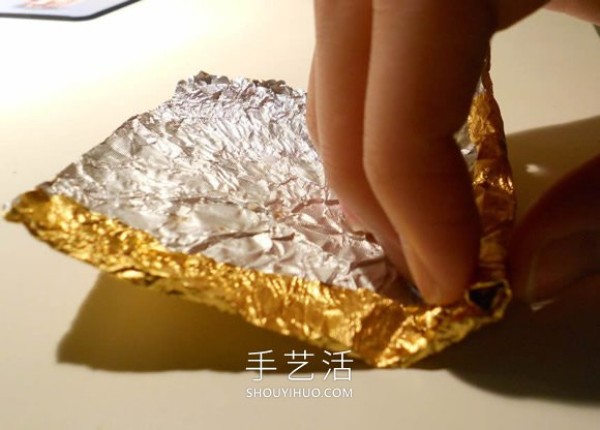 Tutorial on how to make hand-made golden roses from chocolate wrapping paper