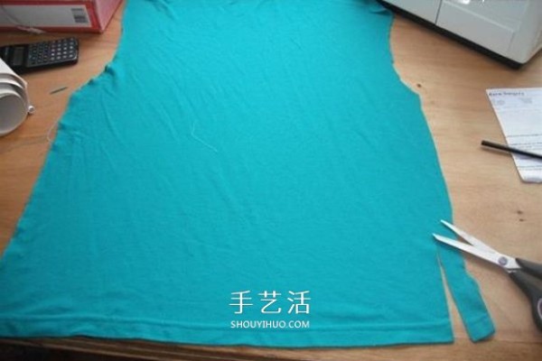 An old T-shirt can be transformed into a kitchen apron. Illustration of how to make a homemade kitchen apron