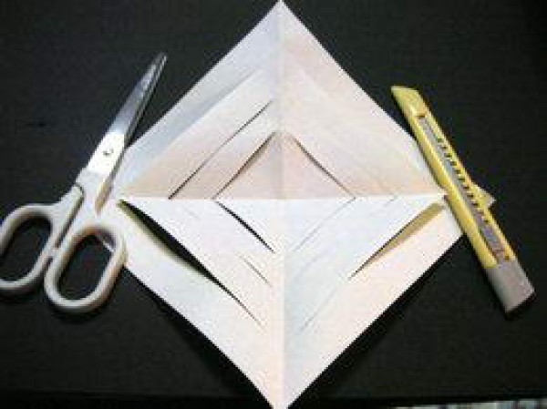 How to cut a pinwheel-shaped six-pointed star