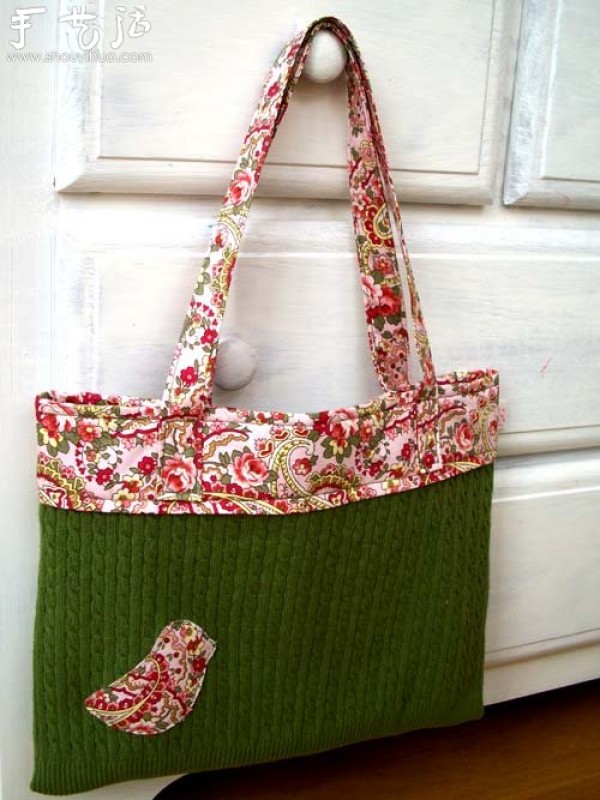 Old sweaters transformed into beautiful DIY handbags