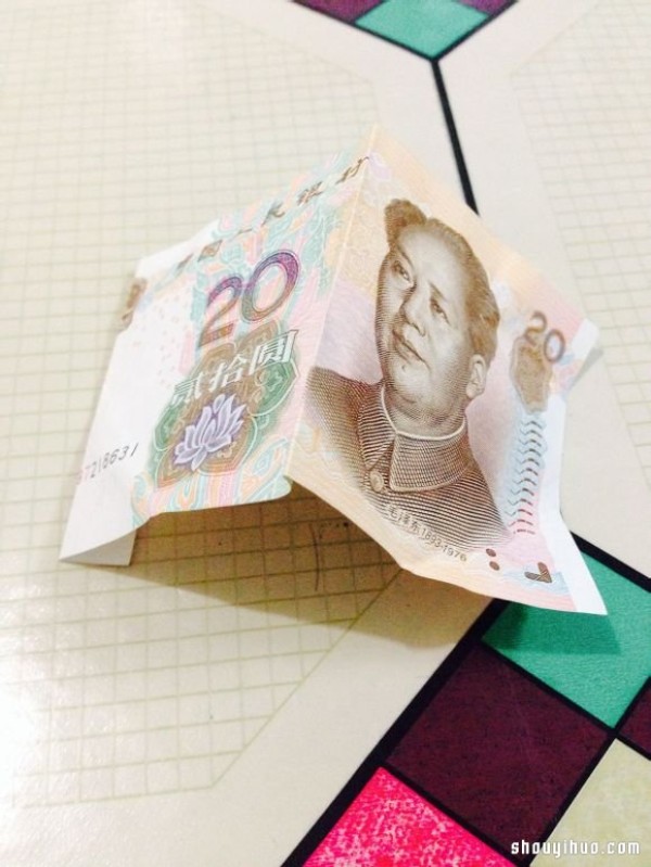 Illustration of how to fold paper money origami 520 (I love you) to express love