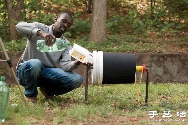 Plastic bucket + water pipe DIY to make a simple environmentally friendly washing machine