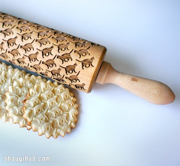 The cute rolling pin design puts the biscuits in various clothes!