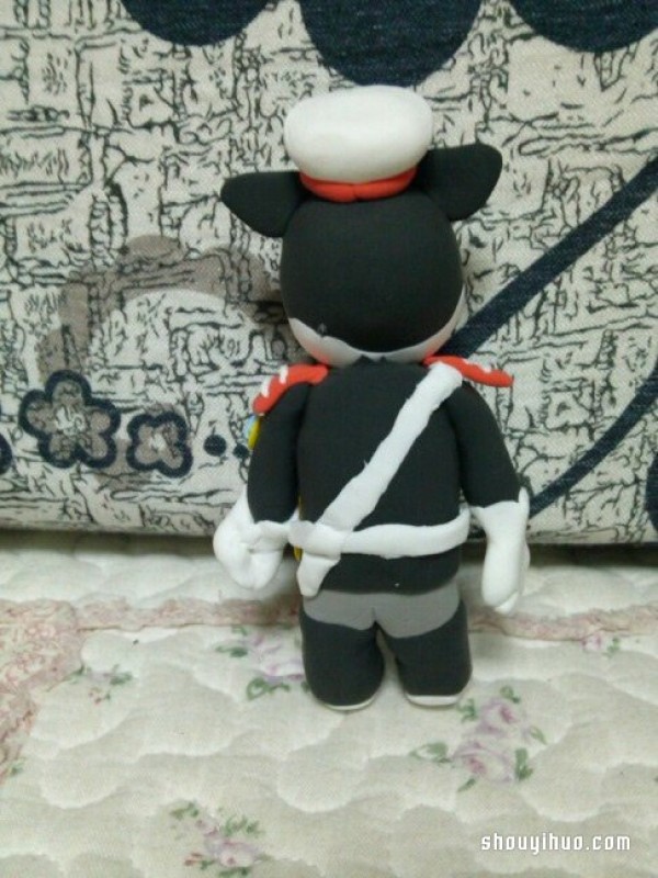 Hand-made black cat Sheriff takes the children to reminisce about their childhood