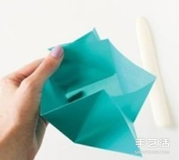 How to fold a square paper box. Illustrations of how to fold a square box.