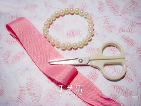 Super simple DIY pearl bracelet, use a ribbon to attach a bow to the bracelet