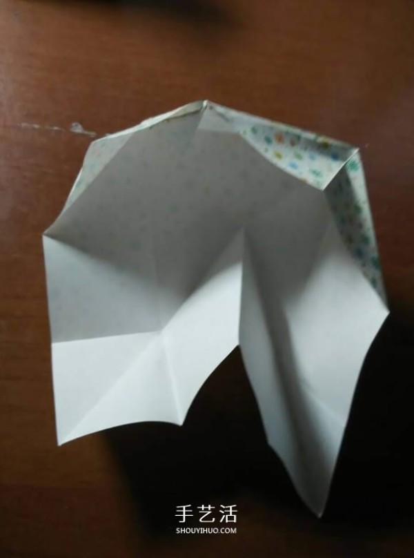 Fun magic box folding diagram and folding steps of a shrinkable box