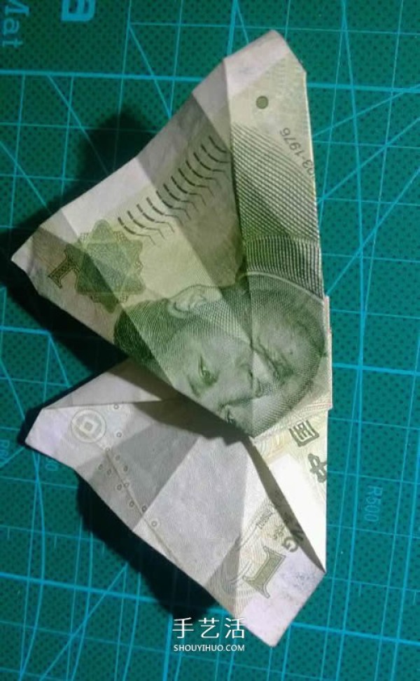 Illustration of the folding method of the hexagonal badge, origami hexagonal badge with one yuan bill