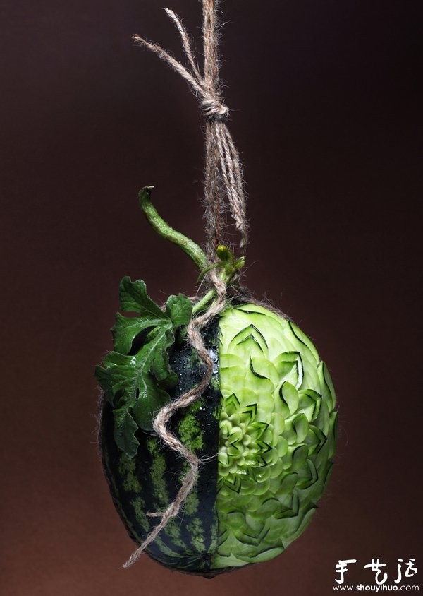 Creative works of fruit and vegetable carvings