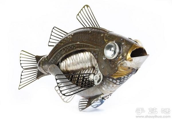 Exquisite animal models made from scrap metal gadgets