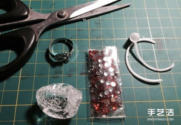 Hand-made rings with dried glue are very creative and turn waste into treasure