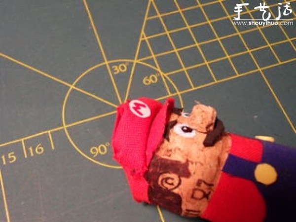 Tutorial on DIY Mario with red wine cork