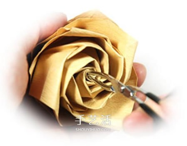 The origami steps of the curled rose, the folding method of the hand-rolled paper rose