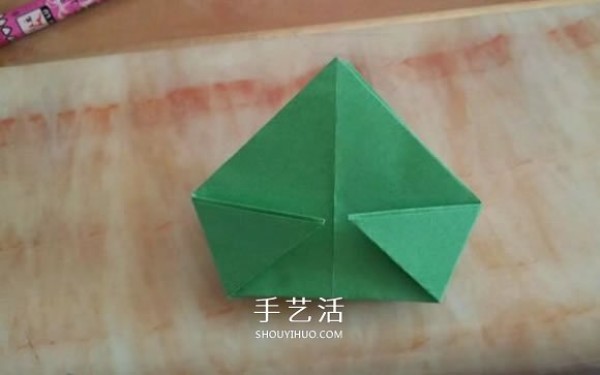 Simple handmade origami box with illustrations of how to fold a beautiful square carton