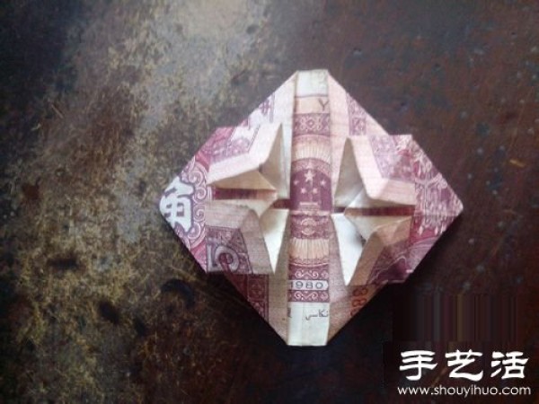 Illustrated tutorial on how to fold paper money