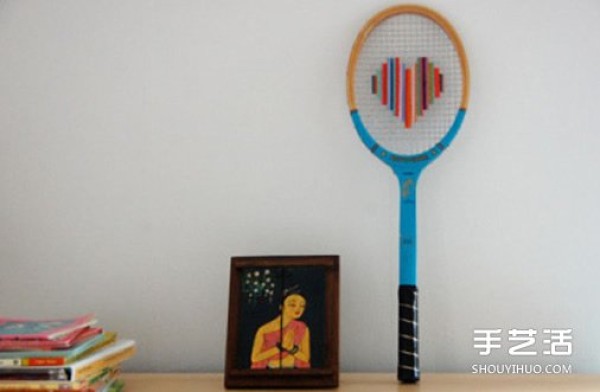 Waste badminton rackets are transformed into beautiful love-pattern decorations