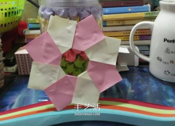 Simple Christmas wreath origami illustrations for children to fold Christmas wreaths