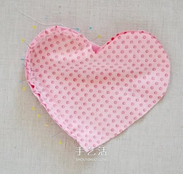 How to make a homemade love coin purse with illustrations of making a heart-shaped coin purse