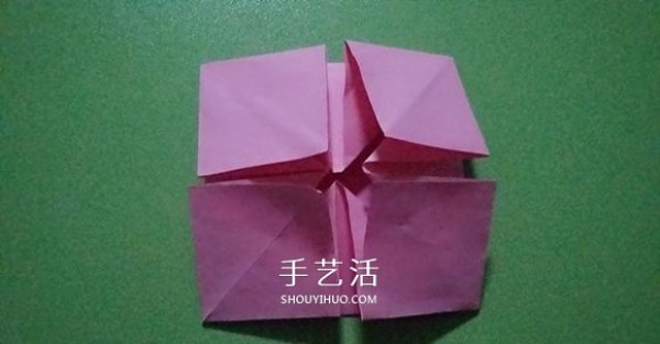 How to fold an octagonal flower basket and how to fold four origami flower baskets step by step" border="0" width ="580" height="303" src="https://img.111diy.com/timthumb.php?src=/d/file/20220112/p3k01vjrms1.jpg" /></p>
<p>Press down and fold into a small square. </p>
<p align="center"><img alt="Illustration of how to fold an octagonal flower basket. Step-by-step diagram of how to fold an octagonal flower basket."  alt=